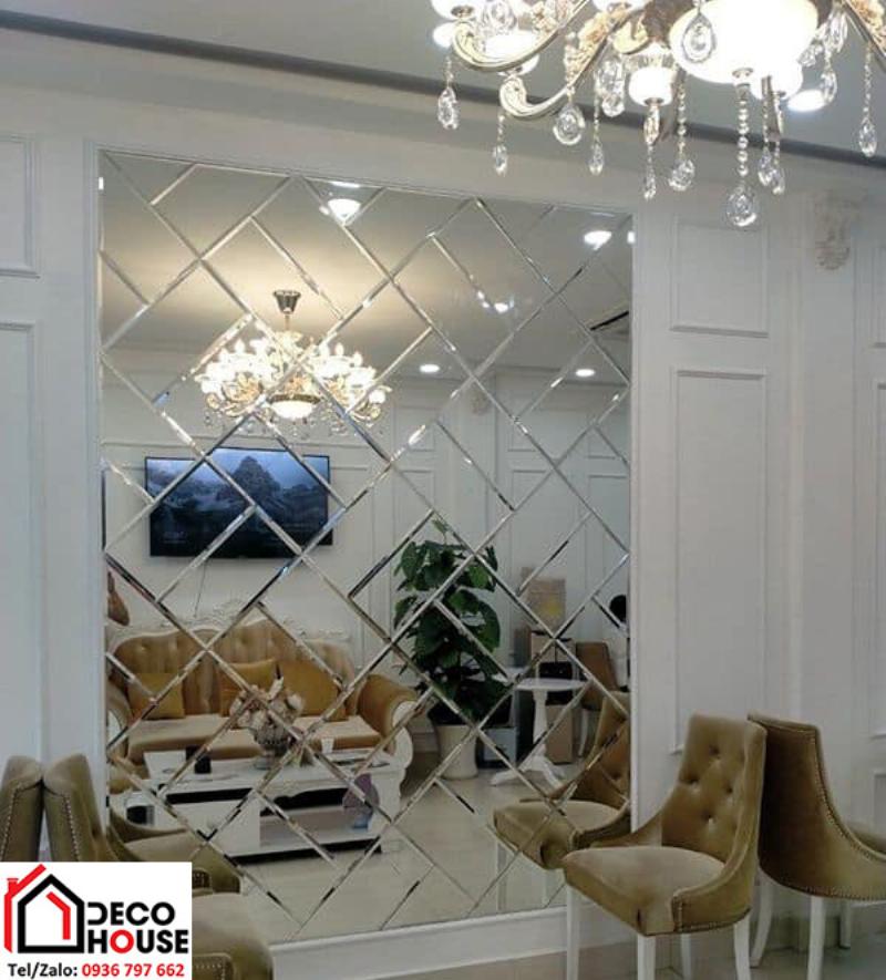 Gương toàn thân Hà Nội lựa chọn kích thước phù hợp với không gian phòng khách nhỏ hẹp, tạo cảm giác rộng rãi và thoáng đãng hơn